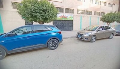 “كنت ببوسها بس”.. ضبط شاب يقبل خطيبته داخل سيارة ومحام يكشف موقف القانون