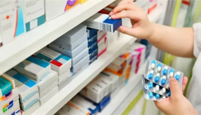 الرواية الرسمية في مواجهة الشارع، لماذا ترفض الأحزاب تفسيرات الحكومة لأزمة نقص أدوية التأمين الصحي؟