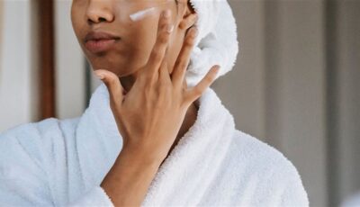 أخطاء صغيرة بعد الاستحمام تسرق نعومة بشرتك