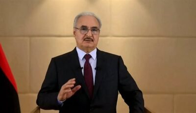 المشير خليفة حفتر يصل مدينة العلمين للقاء الرئيس السيسي