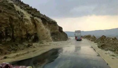المشهد اليمني – تساقط الصخور في نقيل الغولة يتسبب بانقطاع الطريق الرئيسي بين عمران وصعدة