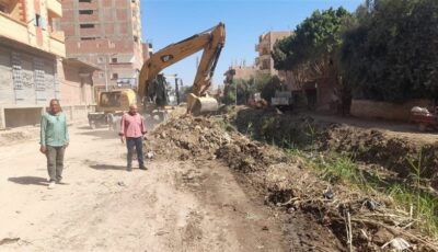رفع 200 طن من نواتج تطهير مصرف أبو عنان بأسيوط