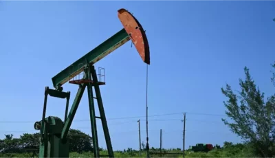 برنت بـ 87.69 دولار للبرميل، النفط ينخفض مع تراجع توقعات الطلب ومخاطر إمدادات الشرق الأوسط