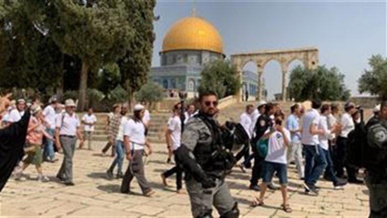 100 مستوطن إسرائيلي يقتحمون المسجد الأقصى