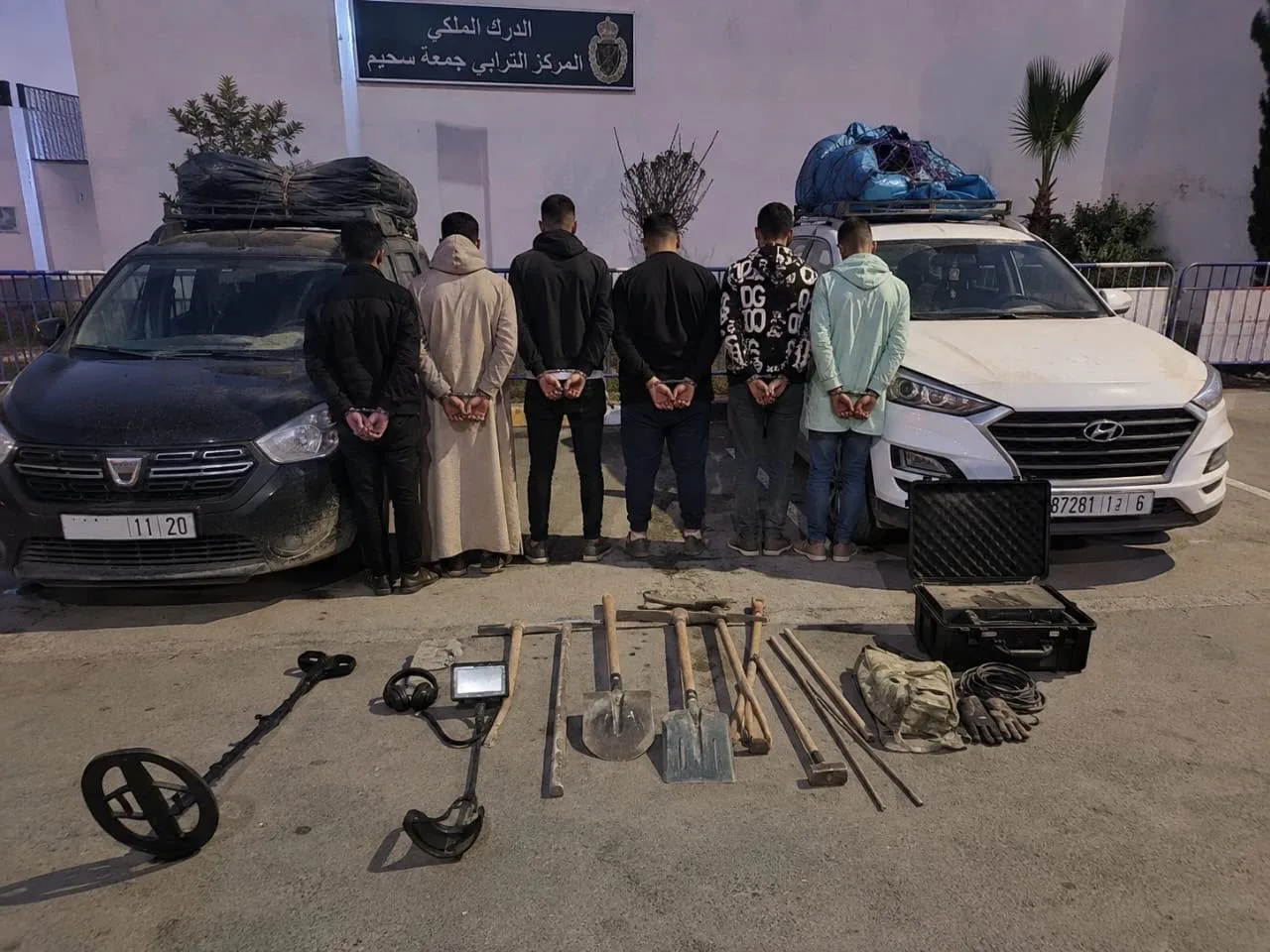 الجدارمية د جمعة سحيم طيحو ريزو فيه 6 اشخاص كينقبو على الكنوز وحجزو جهاز متطور كيكشف على المعادن