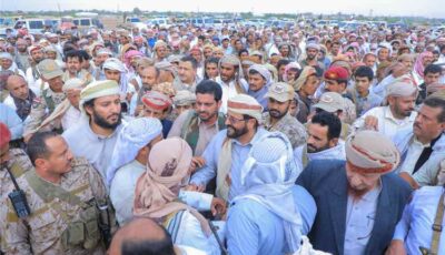 المشهد اليمني – العرادة يتحدى القصف الحوثي على مدينة مأرب ويشارك المواطنين في تشييع ودفن الشيخ ربيش كعلان (شاهد)