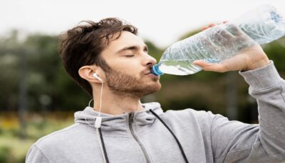 الخضيري: شرب مياه معلبة أو مفلترة قد يسبب فتور وخمول وكسل