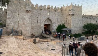 الاحتلال يواصل تغيير ملامح القدس.. استبدال اسم “باب العامود”