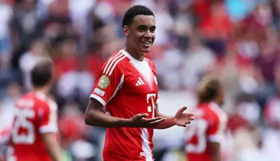 أول تعليق من جمال موسيالا بعد سقوطه مرتين في الملعب