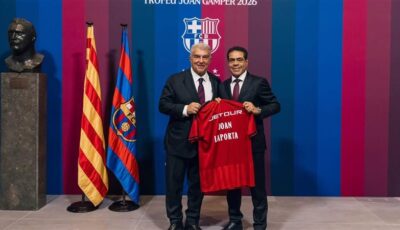 الأهلي وبرشلونة يتبادلان القمصان والهدايا التذكارية علي هامش موقعة الفريقين