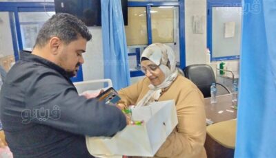 وكيل صحة مطروح يهنئ مرضى الغسيل الكلوي بالمولد النبوي ويسلمهم بطاقات الأولوية الطبية
