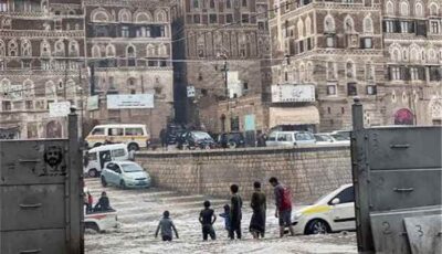 المشهد اليمني – سيول جارفة تغمر نفقاً حيوياً في صنعاء وتجرف العشرات من المركبات