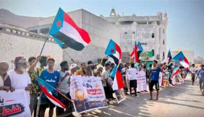 المشهد اليمني – غضب شعبي يتصاعد في حضرموت.. ماذا يحدث أمام بوابة ميناء المكلا؟