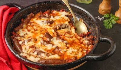 طريقة عمل طاسة السجق بالجبنة، لذيذة وسريعة التحضير