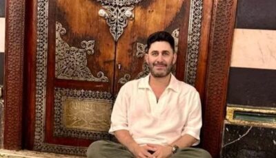 الفنان أحمد شاكر يزور مسجد الإمام الحسين احتفالًا بالمولد النبوي