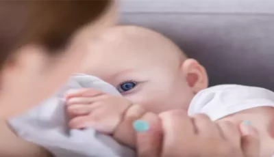 استشاري يحذر من أضرار إرضاع الطفل وهو نائم