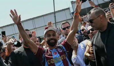 بدلا من الذهب، معازيم أتراك يهدون عريسا قميص محمد صلاح في حفل زفافه (فيديو)