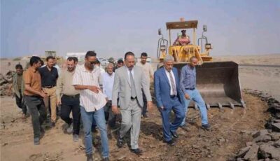 المشهد اليمني – وزير الأشغال يدشن مشروع إعادة إنشاء جسر وادي بناء في محافظة أبين