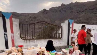 المشهد اليمني – شباب عدن يفاجئون أمّاً مكافحة على بسطة بسيطة.. والسبب يُدمي القلوب!