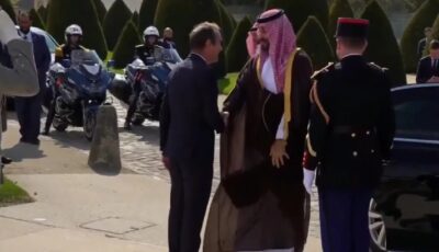 ولي العهد يصل ساحة الإنفاليد ورئيس الوزراء الفرنسي في مقدمة مستقبليه .. فيديو