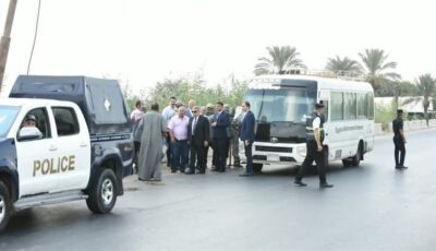 حرصا على حياتهم، محافظ الدقهلية يوقف ربع نقل محملة بالعمال ويأمر بتوفير ميني باص بديل