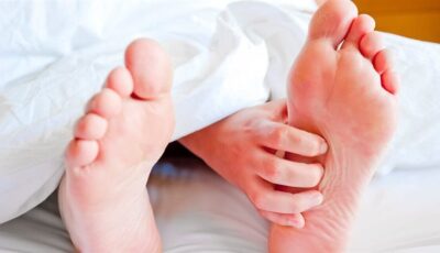 10 أسباب تؤدي إلى سخونة القدمين ليلا