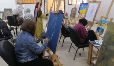 وسط مشاركة واسعة، مجمع 15 مايو للفنون يواصل رحلته بفعاليات عن الرسم والخزف