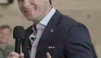 منوعات – أنا نرويجي.. تعليق طريف من وزير الدفاع الأمريكي يثير ضحك الحضور بعد تعرقه خلال خطاب رسمي
