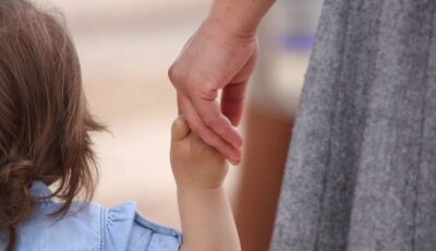 ما ترتيب حضانة الطفل بعد الأم في الشريعة الإسلامية؟ الإفتاء ترد
