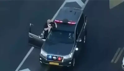 ألاعيب انتخابية أم حدث أمني، حارس نتنياهو بوجه سلاحه نحو “هدف غامض” ويثير الرعب في تل أبيب (فيديو)