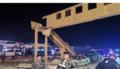 “الأشغال” تزيل جسر مشاة قرب حدود جابر بعد اصطدام شاحنة به وتعيد فتح الطريق أمام حركة السير