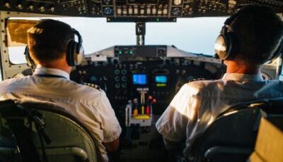 دراسة: مضيفو الطيران والطيارين أكثر عرضة لخطر الوفاة بالسرطانات المرتبطة بالإشعاع