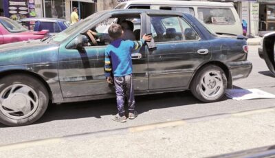 مادبا.. التسول وبيع السلع يضعان أطفالا تحت خطر الدهس عند إشارات المرور
