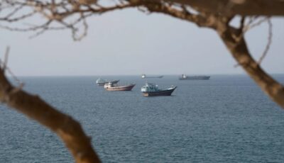 تقرير: ممر أميركي سري عبر “هرمز” ينقل 10 ملايين برميل نفط يومياً