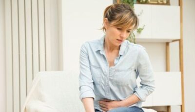 5 أعراض لألم البطن تستدعي التوجه إلى الطوارئ فورًا