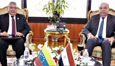 وزير الطيران يبحث مع سفير فنزويلا مستجدات مشروع اتفاقية النقل الجوي بين البلدين