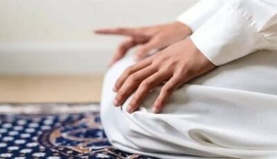 اختلف فيها العلماء، الإفتاء تكشف كيفية تحريك الأصبع في التشهد