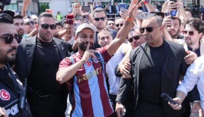 بعد الاستقبال الأسطوري.. محمد صلاح يتلقى هدية مميزة من رجل أعمال تركي في طرابزون