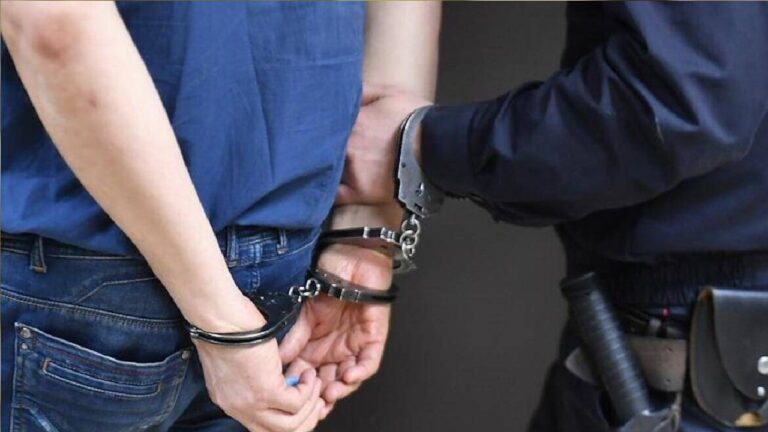 زوجة تبلغ الشرطة عن زوجها لحيازته أسلحة