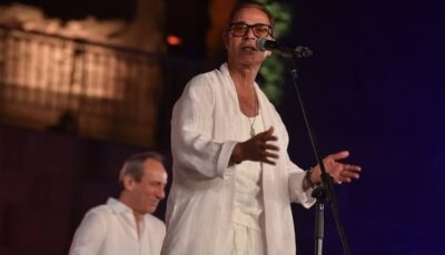 الجمهور كله غنى معاه، مدحت صالح يوثق حفله بالقلعة ويهدي “أي دمعة حزن لا” للراحل هاني شاكر (فيديو)
