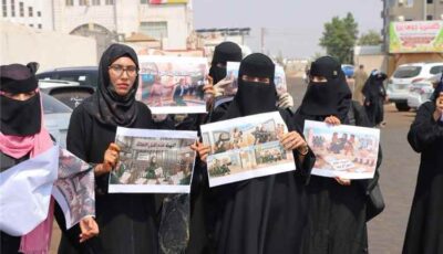 المشهد اليمني – محامو عدن يُحرجون السلطات بوقفة احتجاجية أمام النيابة.. والسبب إجراءات مذلة