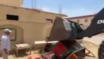 اللودر دمرها .. فيديو صادم لتحطيم عربة مأكولات شعبية في بدر