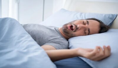 أسباب شائعة تؤدي إلى الشعور بضيق التنفس عند النوم على جانب واحد