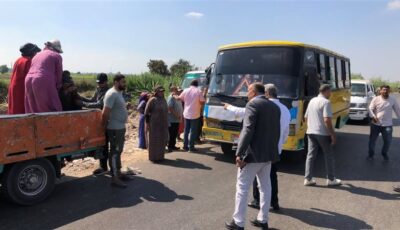 محافظ الدقهلية يوقف سيارة نقل تقل عمالًا ويوفر لهم ميني باص حفاظًا على حياتهم