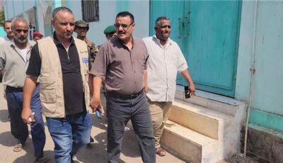 المشهد اليمني – مدير عام البريقة يدشن تشغيل منظومات الطاقة الشمسية في مركز صحي ومدرستين