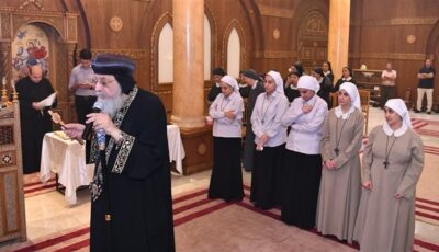 البابا تواضروس يكرس اثنتين من طالبات دير بنات مريم بعزبة النخل