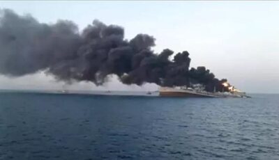 النقل اليمنية: مقتل 4 بحارة وإصابة أخرين في هجوم حوثي استهدف سفينة تجارية بباب المندب