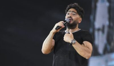 بالأسود، أول ظهور لتامر حسني في حفله الساحل بعد وفاة والده، ماذا قال للجمهور (صور)