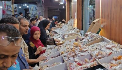 الكيلو بـ 120 جنيها، زحام على شراء حلوى المولد النبوي قرب المسجد الأحمدي بطنطا (فيديو)