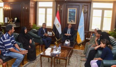 محافظ الإسكندرية يكرم أسرة عامل نظافة راح ضحية حادث سير خلال عمله